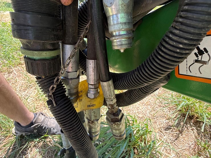 2010-john-deere-568-image-10