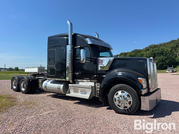2021-kenworth-w990-image-3