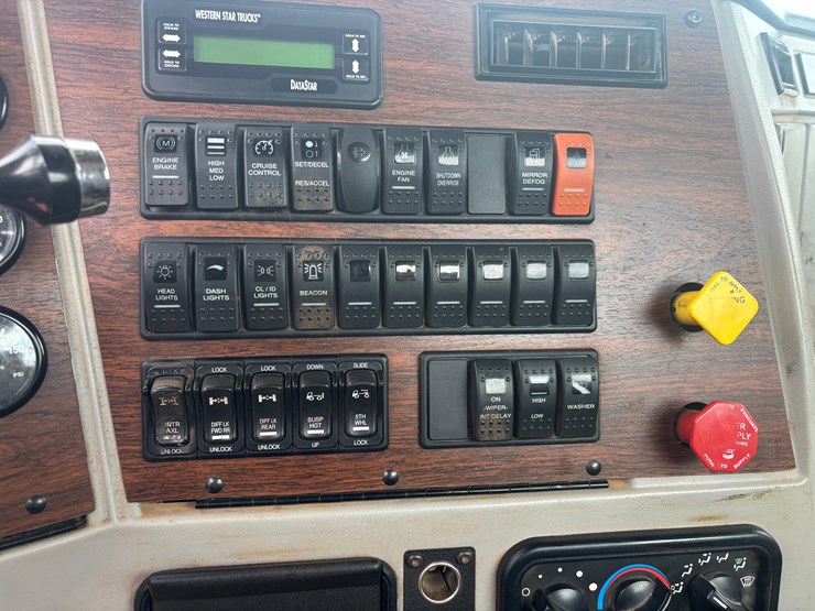 2015-western-star-w4700-semi-image-2