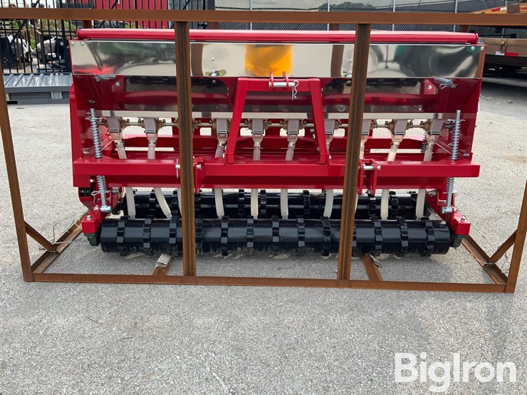 2025-massey-ferguson-730-image-2
