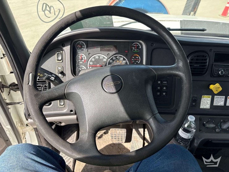 2017-freightliner-114sd-image-42