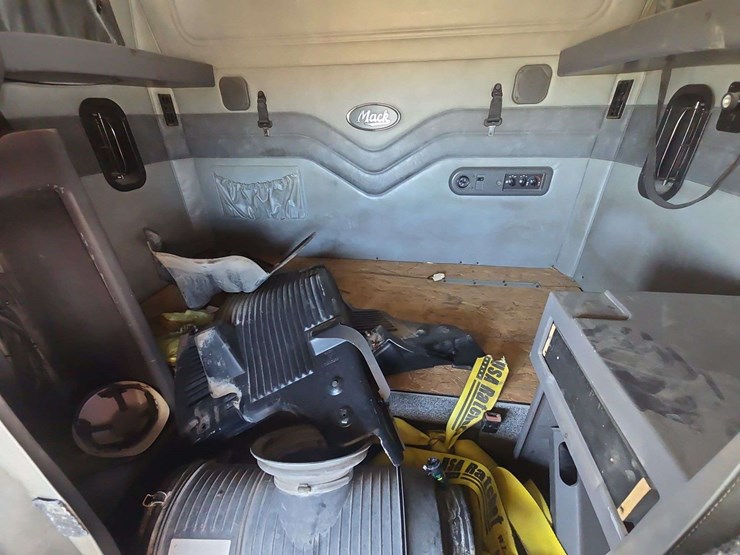 2014-mack-cxu613-600-tandem-axle-dual-cab-behind-engine-truck-tractor-image-20