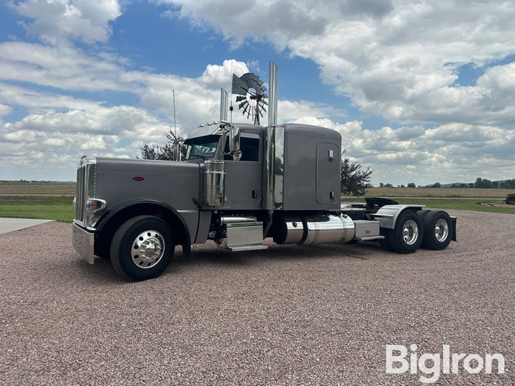 2016-peterbilt-389-image-1