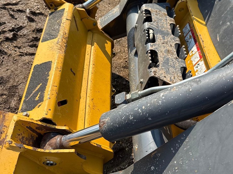 2013-deere-318e-image-33