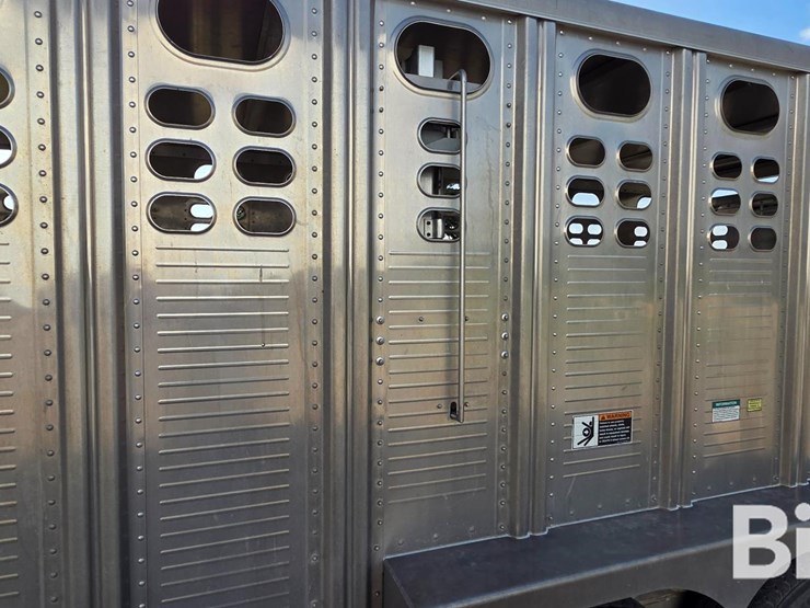 2014-wilson-livestock-trailer-image-17