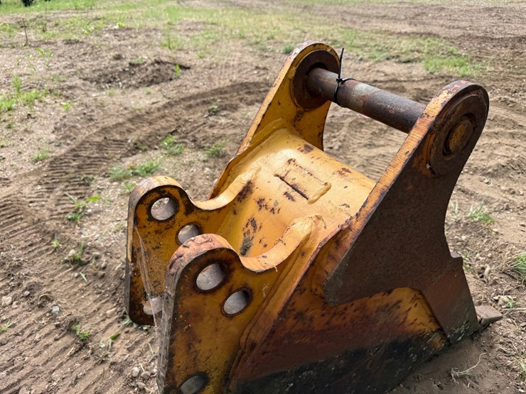 #1768-•-approx-12"-excavator-bucket-image-5