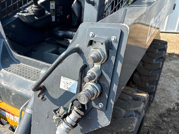 2013-deere-318e-image-26