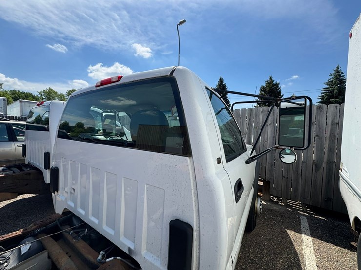 2005-chevrolet-3500hd-image-9