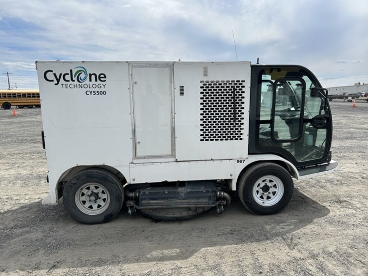 2013-cyclone-cy5500-surface-cleaning-truck-image-6