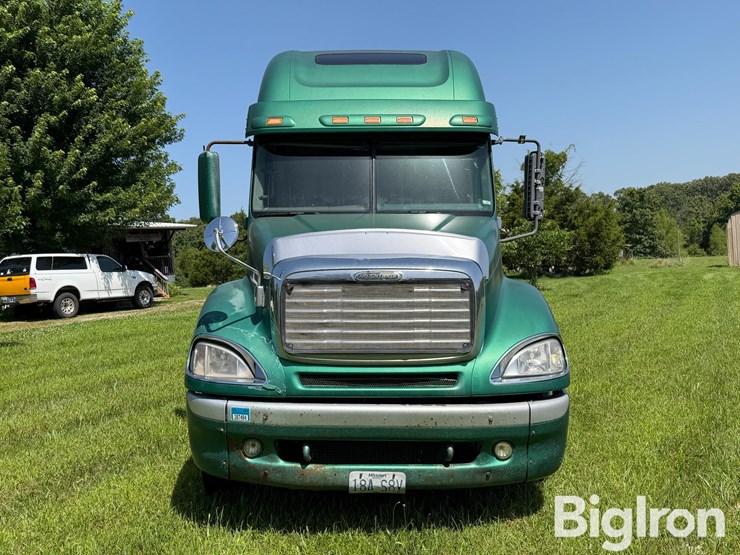 2006-freightliner-columbia-120-image-2