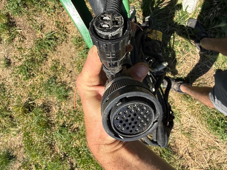 2010-john-deere-568-image-12