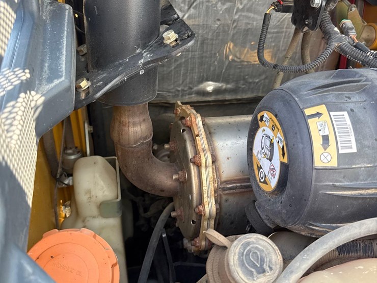 2013-deere-318e-image-46