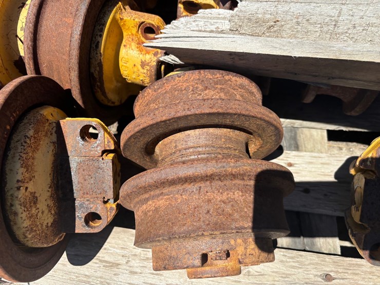 #2158-•-(2)-pallets-of-deere-750j-idlers-and-rollers-image-7