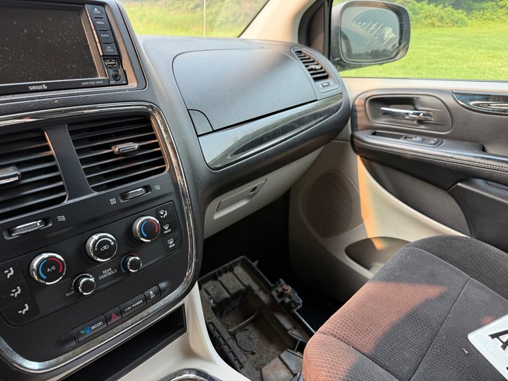 2013-dodge-caravan-image-32