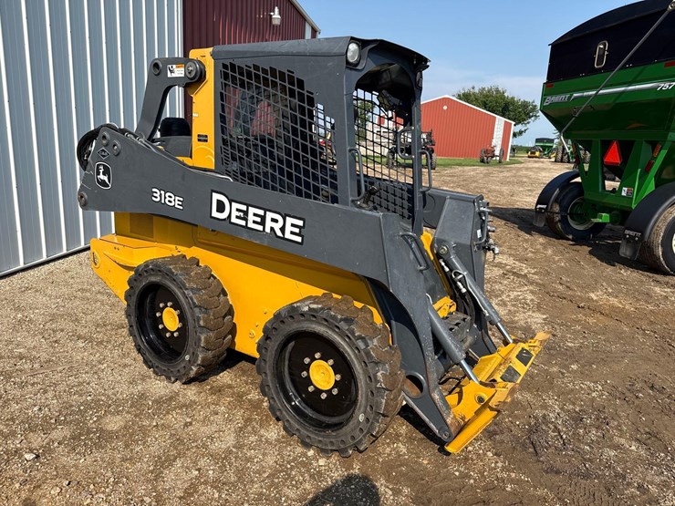 2013-deere-318e-image-5