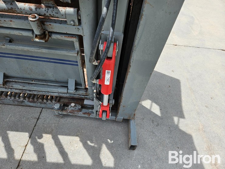 2021-moly-silencer-commercial-pro-wide-body-hydraulic-squeeze-chute-image-16