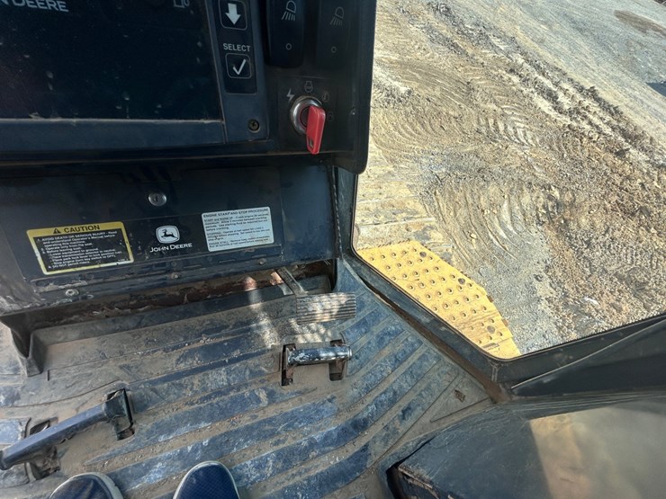2009-deere-750j-lt-image-40