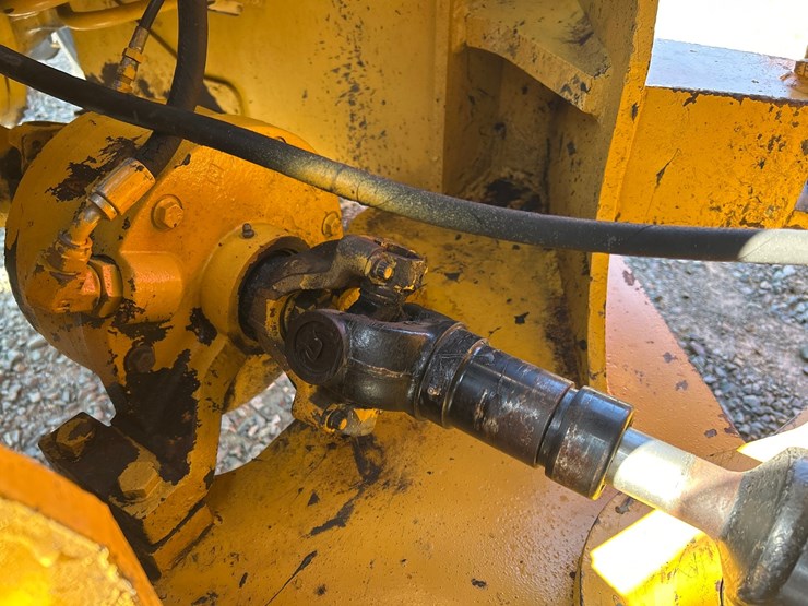2012-deere-624k-image-45