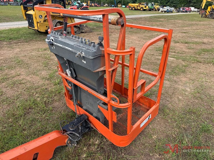 2017-jlg-e400a-image-7