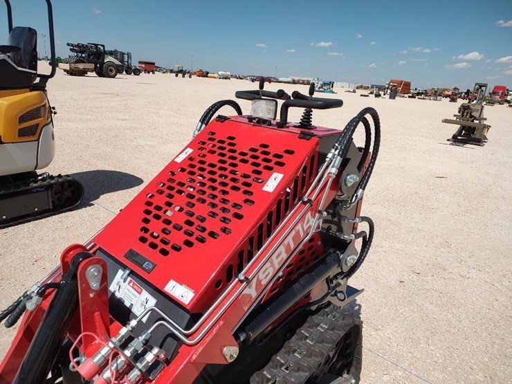 2026-agt-industrial-ysrt14-stand-on-mini-skid-steer-loader-image-9