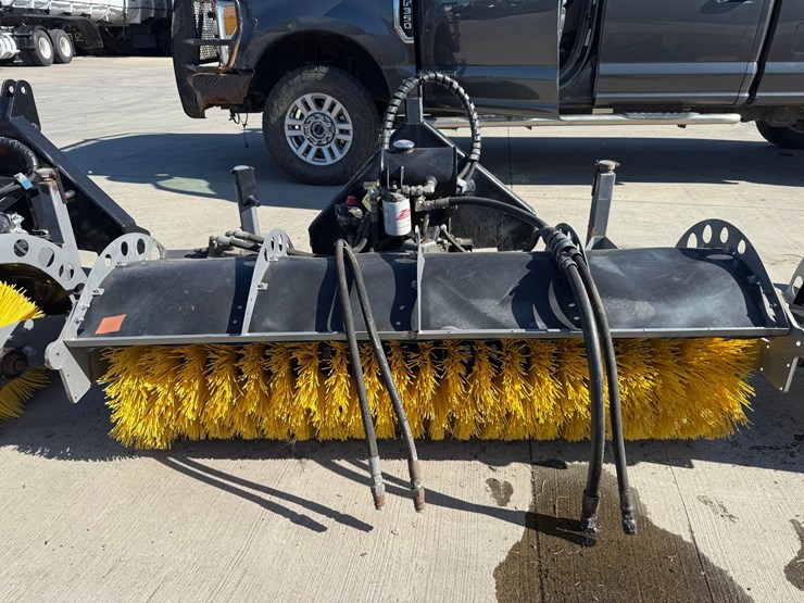 #2546-•-2021-hilltop-60"-3-point-broom-image-16