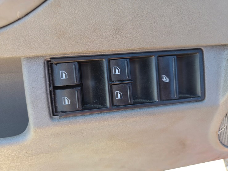 #61153-•-2005-volkswagen-convertible-image-43