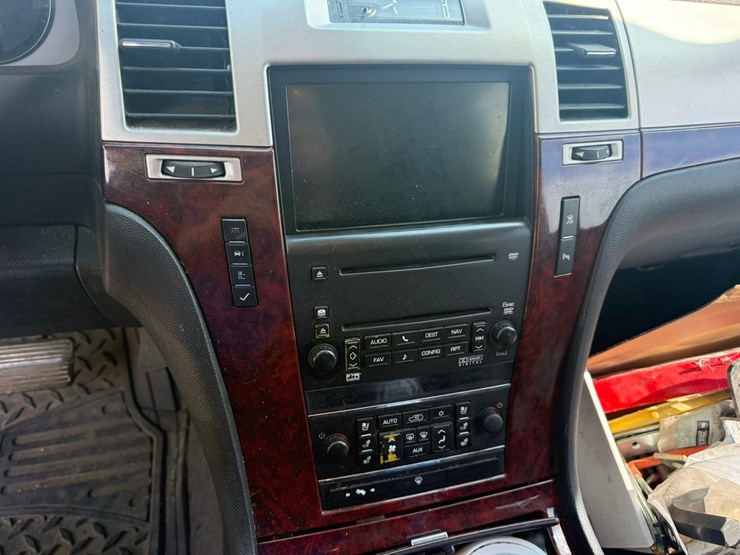 2008-cadillac-escalade-image-25