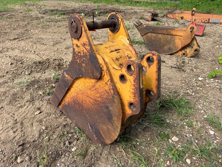 #1768-•-approx-12"-excavator-bucket-image-3