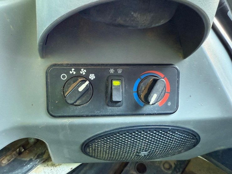 2022-bobcat-t770-image-28