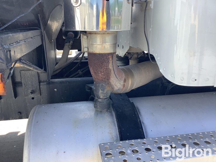1999-freightliner-flc120-image-12