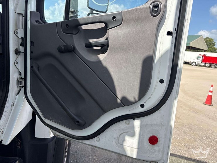 2017-freightliner-114sd-image-40