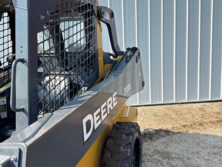 2013-deere-318e-image-27