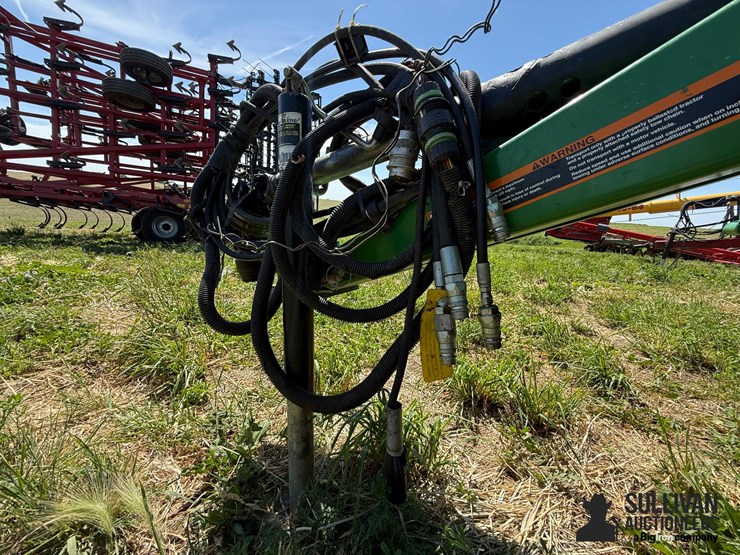2010-john-deere-568-image-9