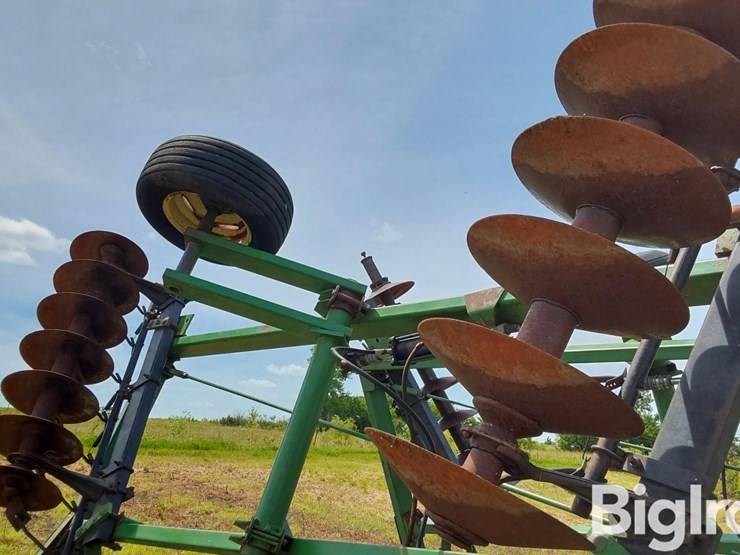 john-deere-330-image-20