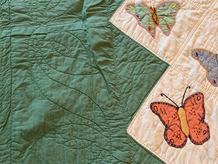 butterfly-applique-quilt-with-sage-green-border-image-4
