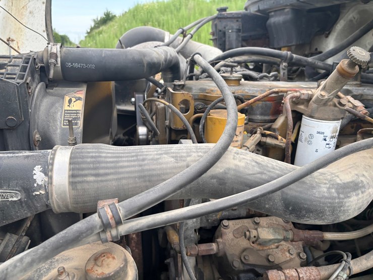 1999-freightliner-fl80-image-32