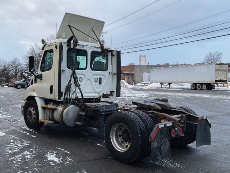 2017-freightliner-cascadia-113-image-2