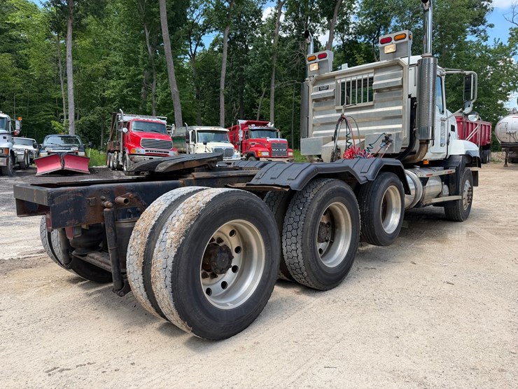 #1508-•-mack-day-cab-truck-tractor-image-13