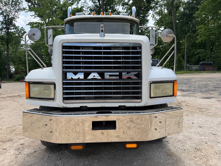 #1508-•-mack-day-cab-truck-tractor-image-16