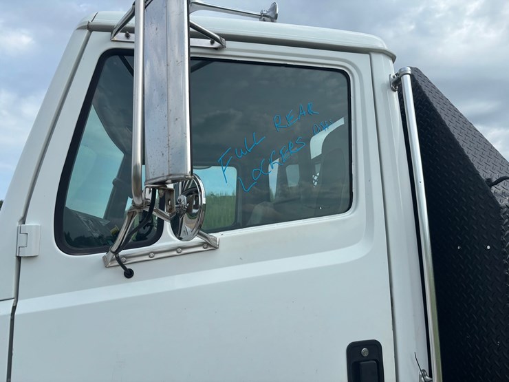 1999-freightliner-fl80-image-11