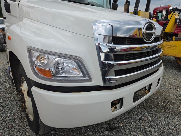 2013-hino-268-image-9