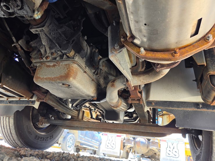 2017-hino-268-image-35