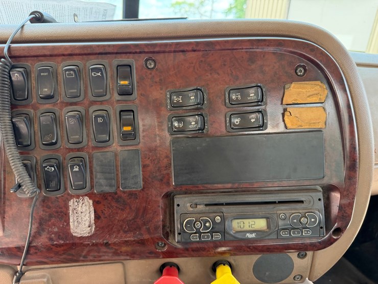 #1508-•-mack-day-cab-truck-tractor-image-52