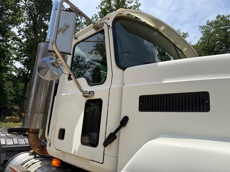 #1508-•-mack-day-cab-truck-tractor-image-29