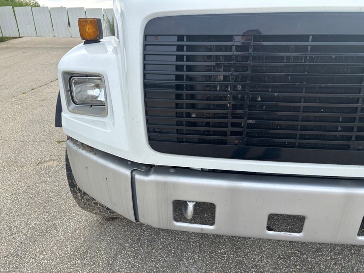 1999-freightliner-fl80-image-15