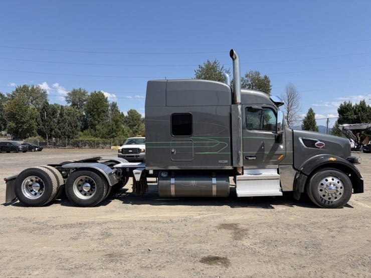2021-peterbilt-567-image-2