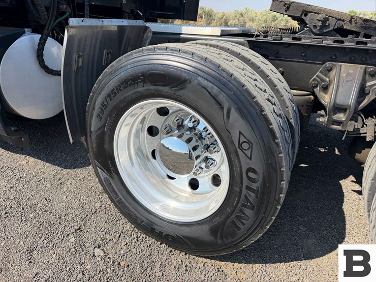 2016-kenworth-t680-image-12