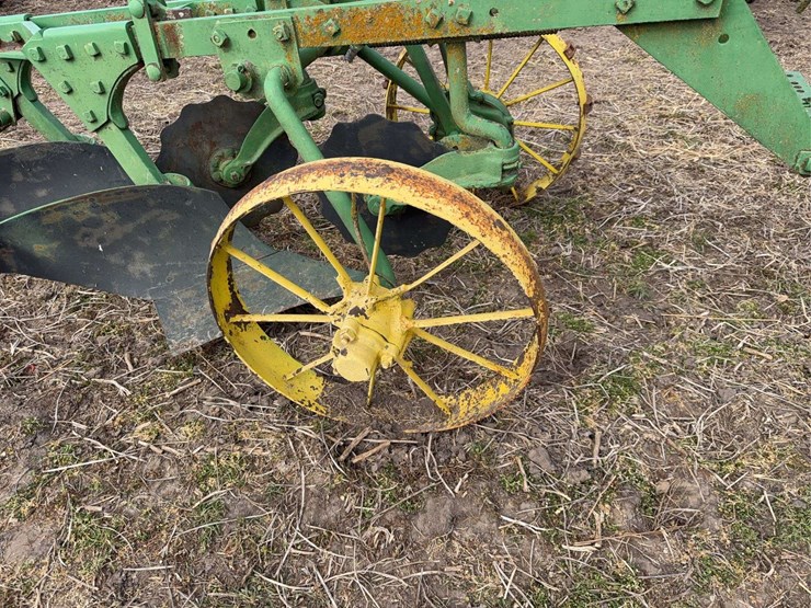 john-deere-pull-type-two-bottom-plow-image-9