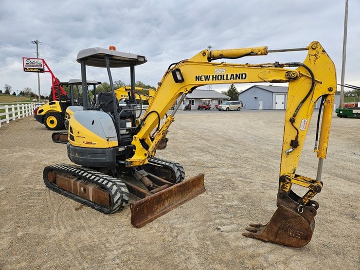 new-holland-e35-image-7