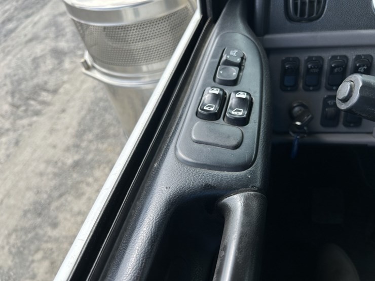 2016-peterbilt-389-image-38